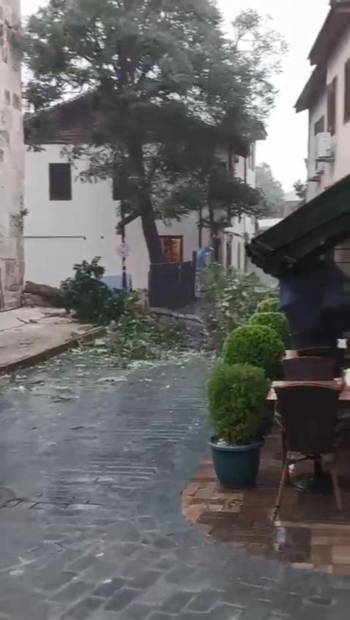 Antalya'da 'yaz yağmuru' günlük yaşamı olumsuz etkiledi -5