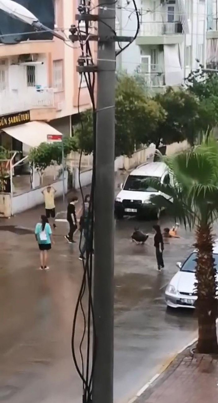 Antalya'da 'yaz yağmuru' günlük yaşamı olumsuz etkiledi -9