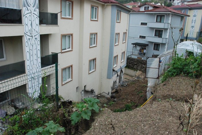 Bartın'da istinat duvarı çöktü; 3 bina boşaltıldı -2