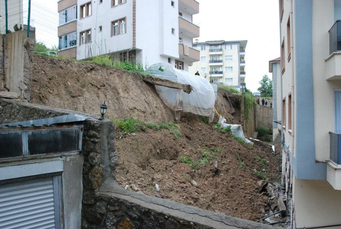 Bartın'da istinat duvarı çöktü; 3 bina boşaltıldı -1