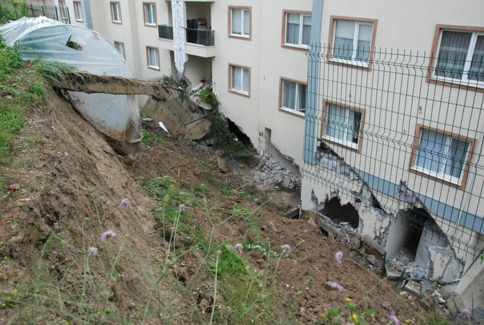 Bartın'da istinat duvarı çöktü; 3 bina boşaltıldı -4