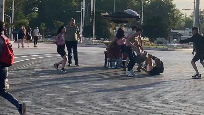 Taksim Meydanı'ndaki kavga kamerada -2