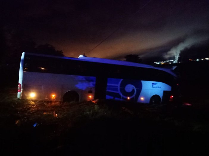 Kastamonu'da yolcu otobüsü tarlaya yuvarlandı: 1 ölü 19 yaralı (1) -2