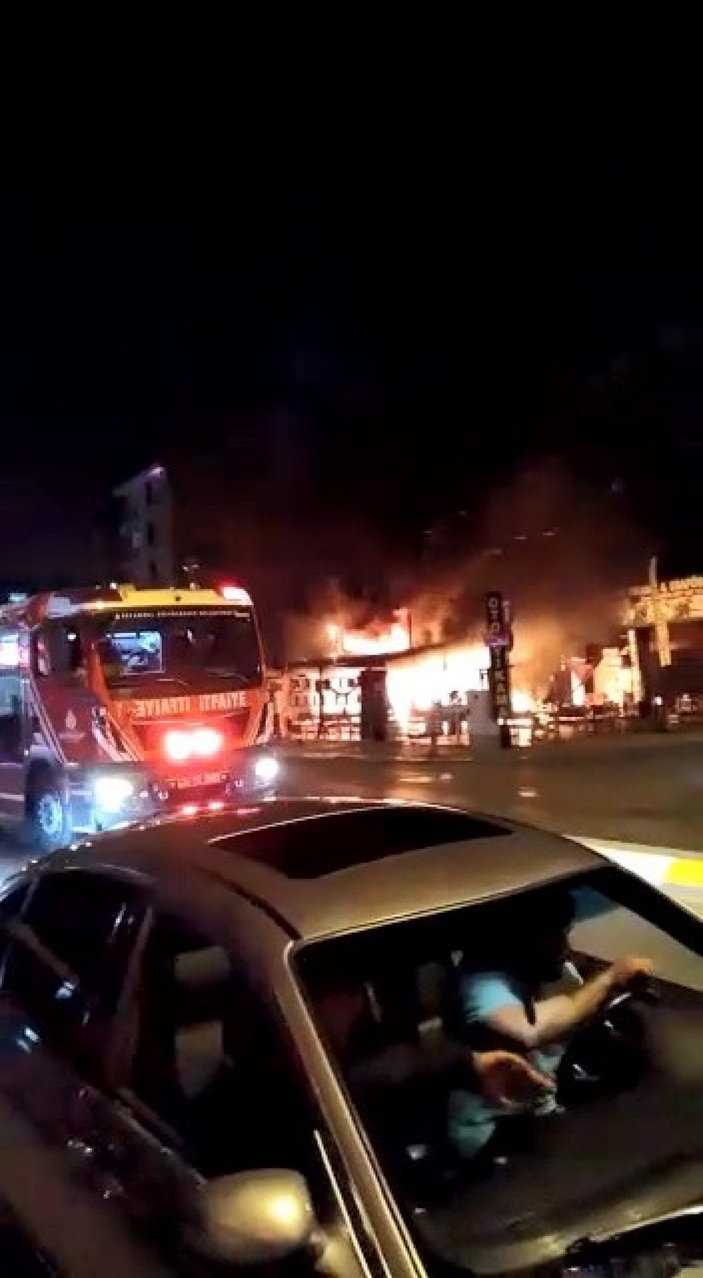 Sultanbeyli’de lokantada patlama: 3 araç hasar gördü