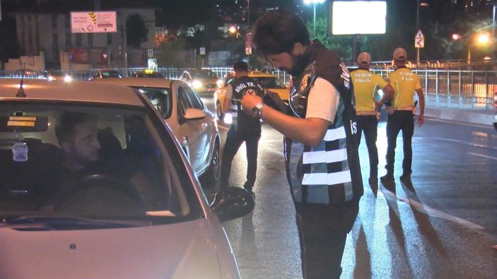 Kartal’da trafik denetiminde yakalanan alkollü sürücüden basın mensuplarına tepki -4
