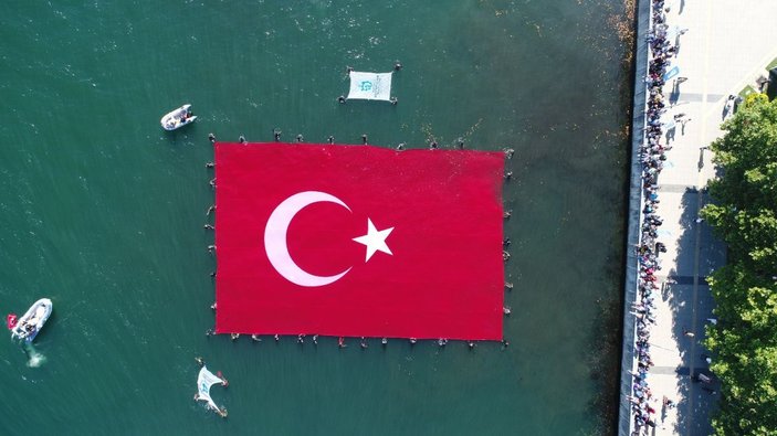 İzmit Körfezi’nde şehitler için rekor büyüklükte Türk bayrağı açıldı
