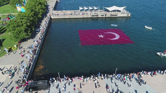 İzmit Körfezi’nde şehitler için rekor büyüklükte Türk bayrağı açıldı
