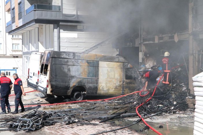 İnşaat malzemesi satılan iş yerinde yangın; 1 ev ile 2 araç da hasar gördü -10