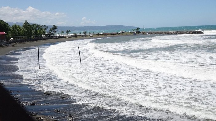 Trabzon'da rüzgar ve dalga nedeniyle bazı plajlarda denize girmek yasaklandı -8