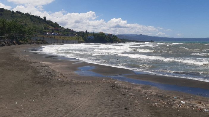 Trabzon'da rüzgar ve dalga nedeniyle bazı plajlarda denize girmek yasaklandı -3