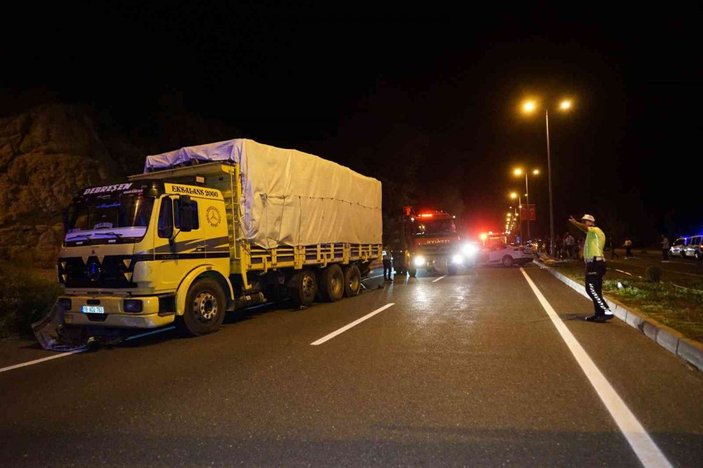 Kastamonu'da kamyonla otomobil çarpıştı: 1 ölü 3 yaralı