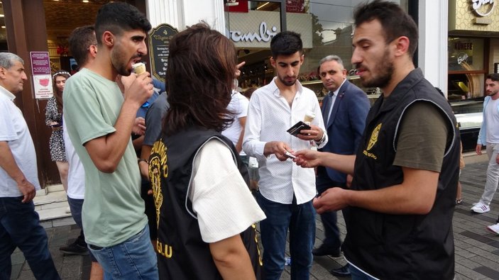 Taksim’de kayıt dışı göçmen denetimi: 30 kişi sınır dışı edilmek üzere alındı -6