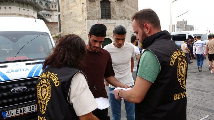 Taksim’de kayıt dışı göçmen denetimi: 30 kişi sınır dışı edilmek üzere alındı -5