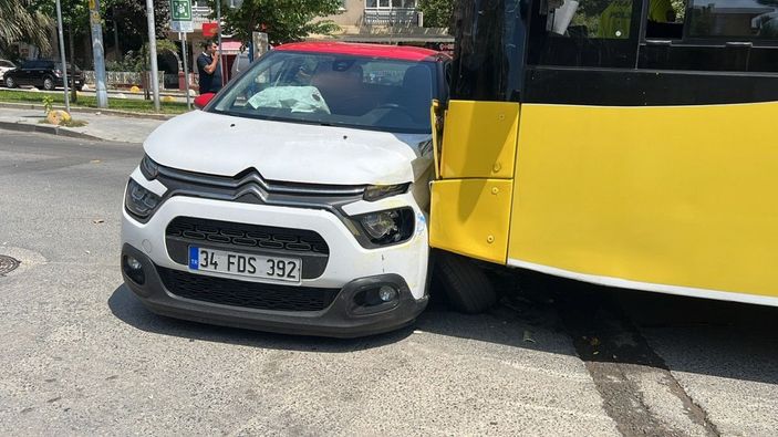 Kadıköy’de İETT ile otomobil çarpıştı -5