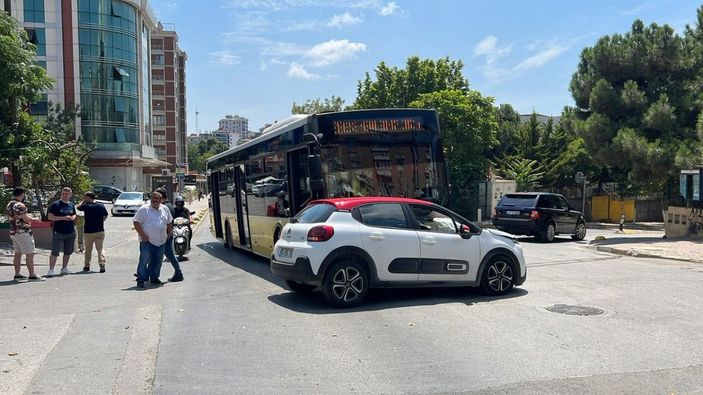 Kadıköy’de İETT ile otomobil çarpıştı -4