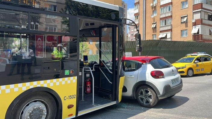 Kadıköy’de İETT ile otomobil çarpıştı -3