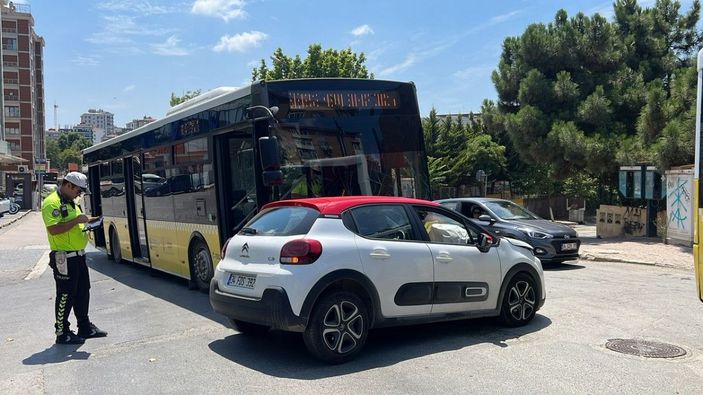 Kadıköy’de İETT ile otomobil çarpıştı -6