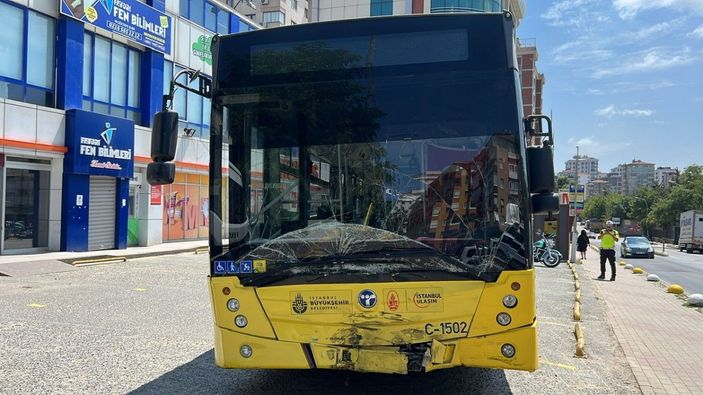 Kadıköy’de İETT ile otomobil çarpıştı -2