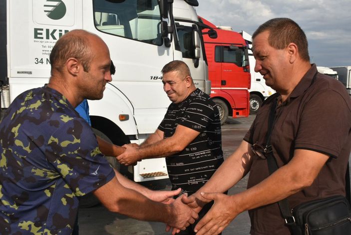 Kapıkule'de TIR şoförü baba ve 2 oğlu TIR parkında bayramlaştı -8