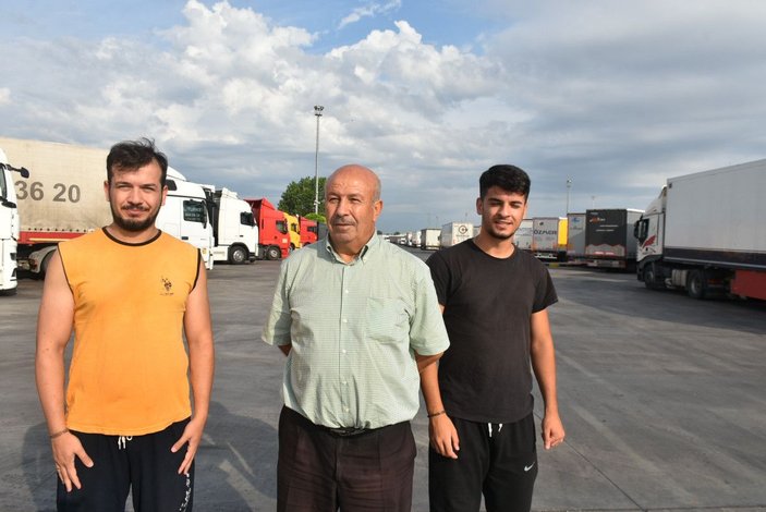 Kapıkule'de TIR şoförü baba ve 2 oğlu TIR parkında bayramlaştı -5