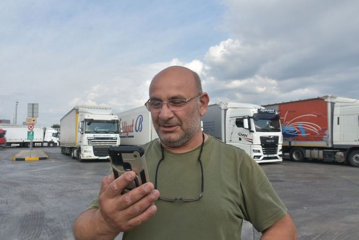 Kapıkule'de TIR şoförü baba ve 2 oğlu TIR parkında bayramlaştı -10