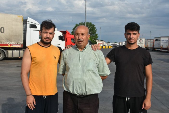 Kapıkule'de TIR şoförü baba ve 2 oğlu TIR parkında bayramlaştı -3