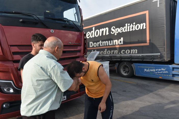 Kapıkule'de TIR şoförü baba ve 2 oğlu TIR parkında bayramlaştı -4