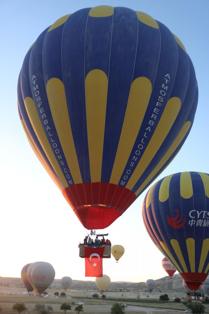 Kapadokya’da balonlar, Türk bayrakları ve Ömer Halisdemir posteriyle havalandı -5