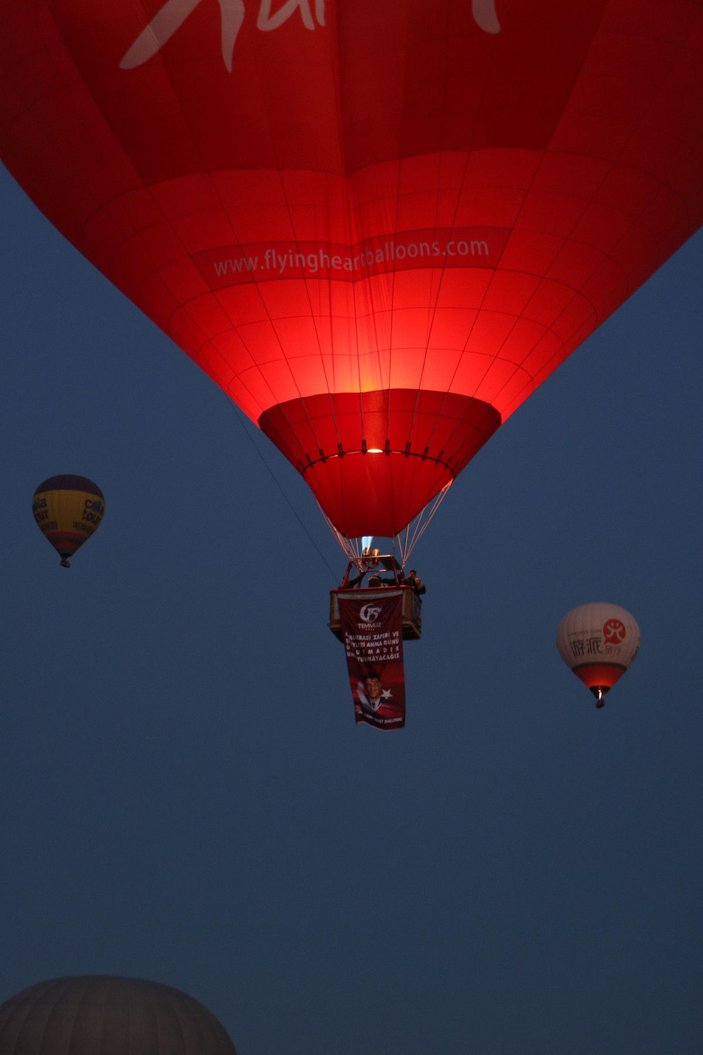 Kapadokya’da balonlar, Türk bayrakları ve Ömer Halisdemir posteriyle havalandı -1