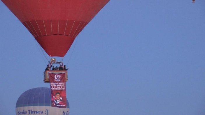 Kapadokya’da balonlar, Türk bayrakları ve Ömer Halisdemir posteriyle havalandı -3