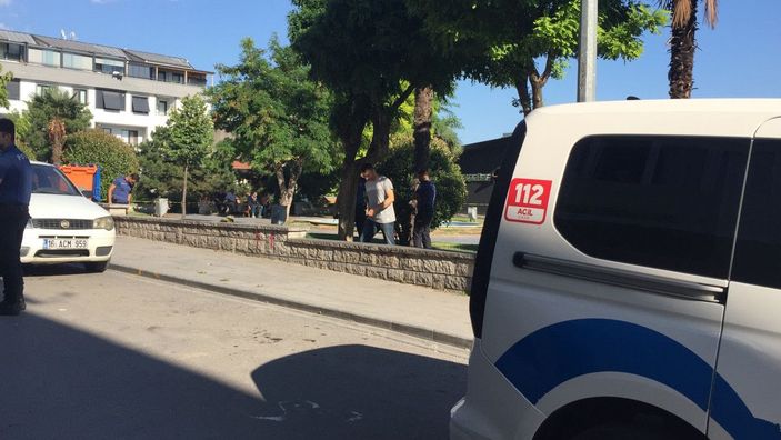 Baba ve oğlu parkta tabancayla vuruldu  -4