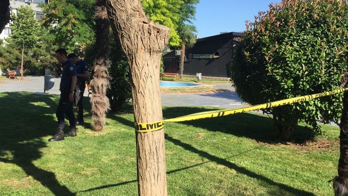 Baba ve oğlu parkta tabancayla vuruldu  -2