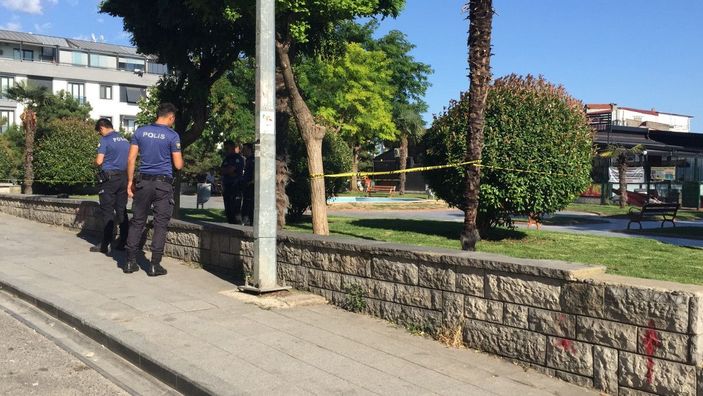 Baba ve oğlu parkta tabancayla vuruldu  -3