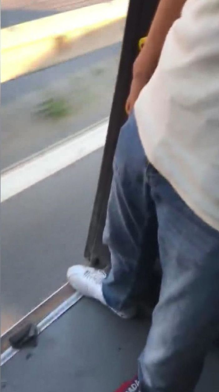 Kapısı açık İETT otobüsünde yolculuk -1