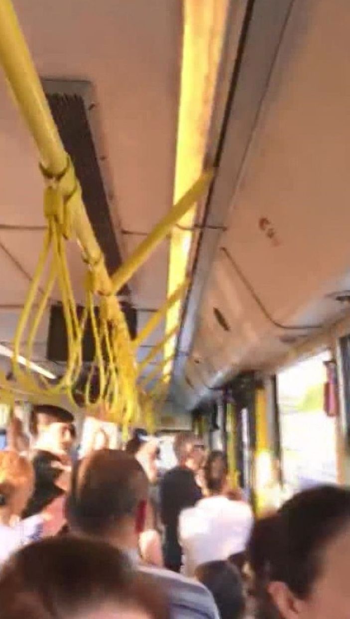 Kapısı açık İETT otobüsünde yolculuk -3