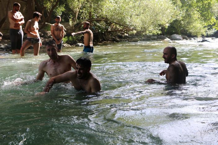 Yüksekova'da sıcaktan bunalanlar Avaşin Deresi'nde serinledi -7