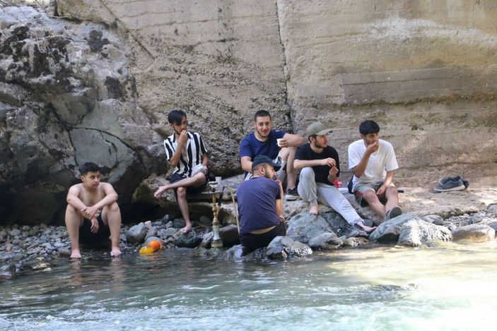 Yüksekova'da sıcaktan bunalanlar Avaşin Deresi'nde serinledi -4