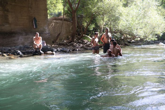 Yüksekova'da sıcaktan bunalanlar Avaşin Deresi'nde serinledi -3