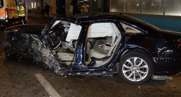 Bursa'da,  bariyerlere saplanan otomobilin sürücüsü ağır yaralandı -3