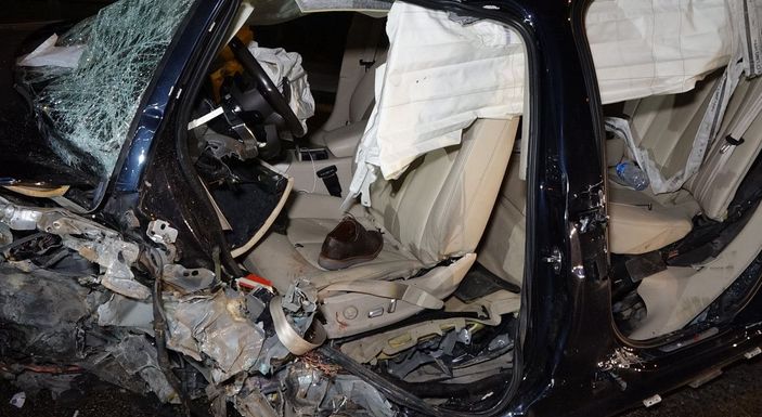 Bursa'da,  bariyerlere saplanan otomobilin sürücüsü ağır yaralandı -8