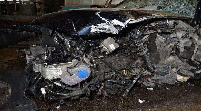Bursa'da,  bariyerlere saplanan otomobilin sürücüsü ağır yaralandı -6