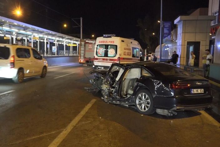 Bursa'da,  bariyerlere saplanan otomobilin sürücüsü ağır yaralandı -1