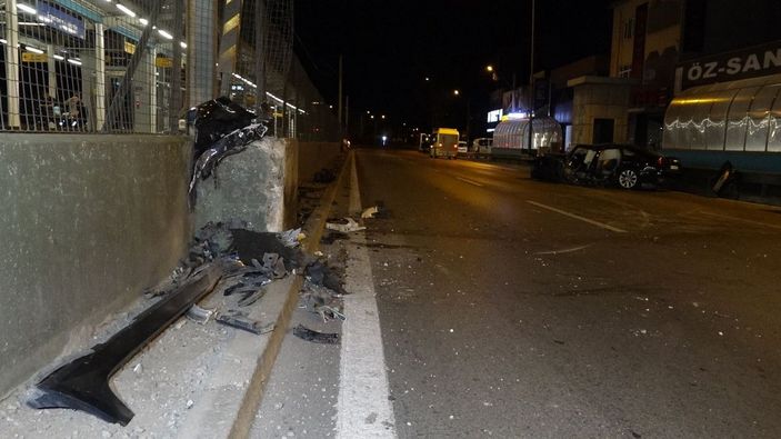 Bursa'da,  bariyerlere saplanan otomobilin sürücüsü ağır yaralandı -9