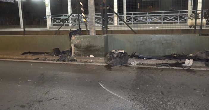 Bursa'da,  bariyerlere saplanan otomobilin sürücüsü ağır yaralandı -2