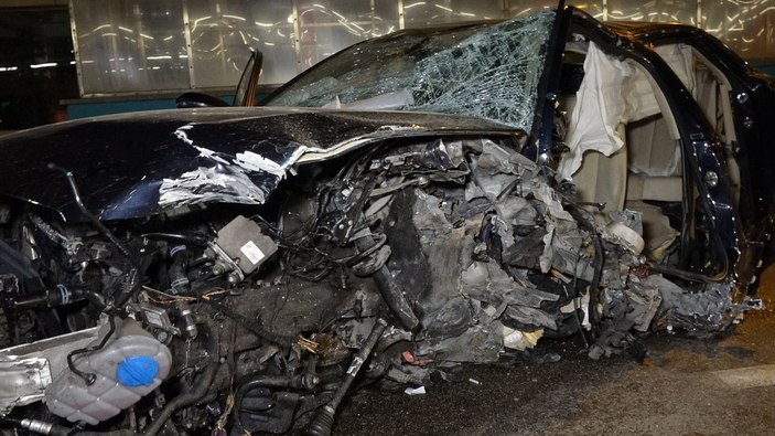 Bursa'da,  bariyerlere saplanan otomobilin sürücüsü ağır yaralandı -7