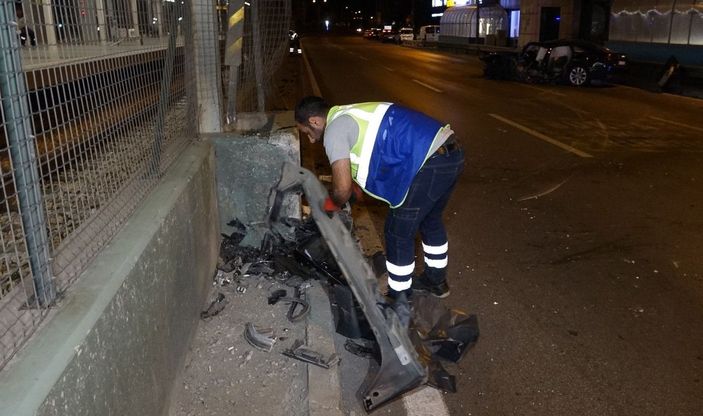 Bursa'da,  bariyerlere saplanan otomobilin sürücüsü ağır yaralandı -10