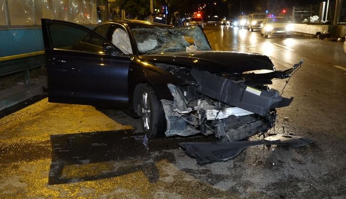 Bursa'da,  bariyerlere saplanan otomobilin sürücüsü ağır yaralandı -5
