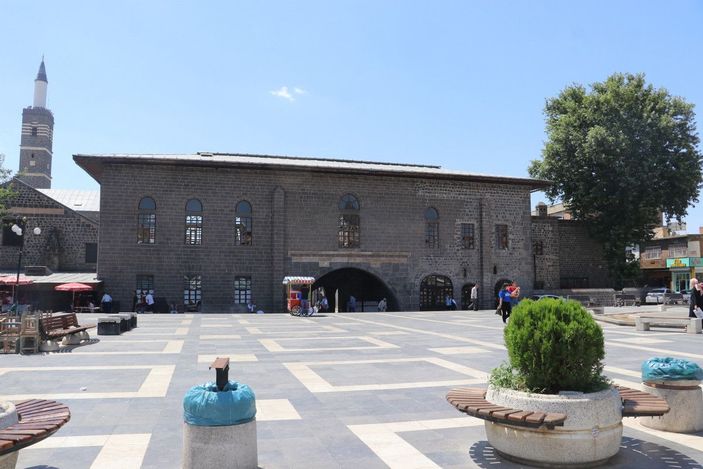 Güneydoğu’da 40 dereceyi aşan sıcaklar bunalttı; yollar boşaldı, süs havuzları doldu -4