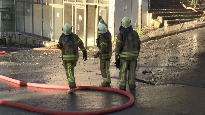 Sultanbeyli’de 5 katlı binanın üst katı alev alev yandı -8