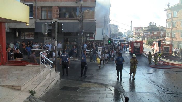 Sultanbeyli’de 5 katlı binanın üst katı alev alev yandı -5